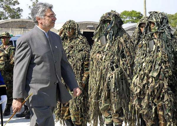 Fernando Lugo revista tropas exército Paraguaio - foto Reuters, via Gazeta do Povo