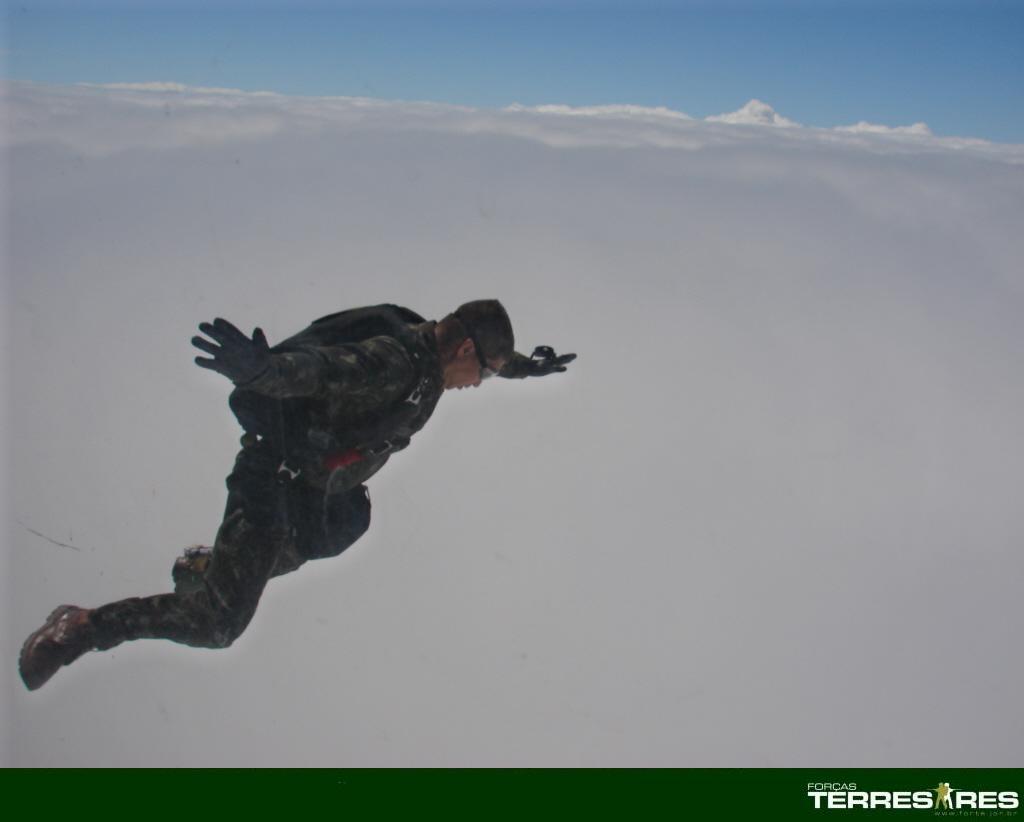 Paraquedista militar saltando do Cougar a 7.000ft