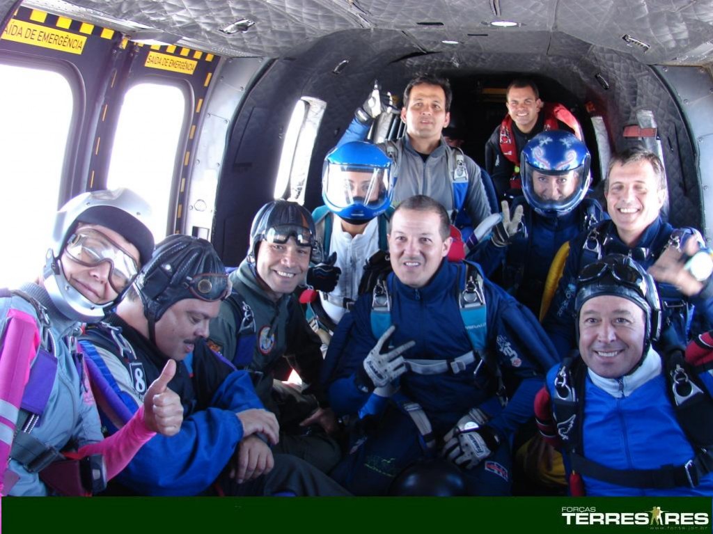 Gen. Peternelli e equipe de salto livre civil.