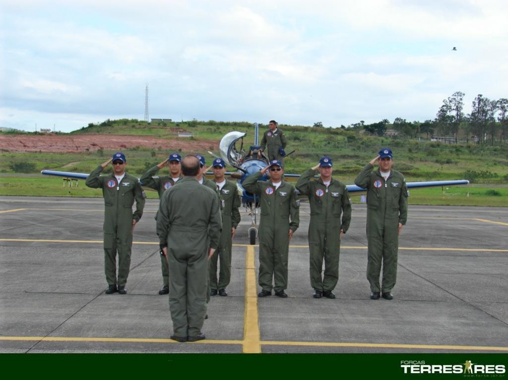 Apresentação dos tripulante do EDA ao Gen. Peternelli