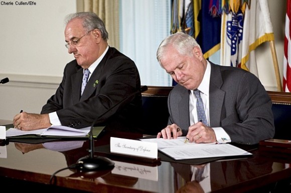 Nelson Jobim e Robert Gates assinam acordo às margens da Conferência de Segurança Nuclear