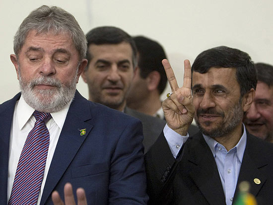 Lula e Ahmadinejad - foto Reuters via Folha online