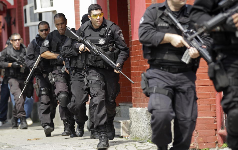 Policiais do BOPE na Vila Cruzeiro - foto Silvia Izquierdo - AP