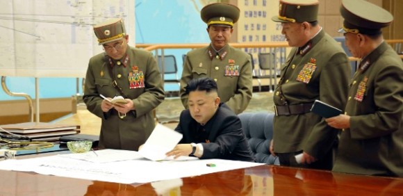 29mar2013 - Kim-Jong-Un-reuniao de emergencia - foto KCNA-Reuters via UOL