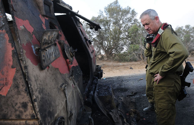 O general Benny Gantz, do exército de Israel, inspeciona veículo queimado depois que homens que cometeram atentando contra guardas egípcios invadiram Israel. Os cinco foram mortos (Foto: Gal Ashuach/IDF/AFP ) Da France Presse O general Benny Gantz do exército de Israel inspeciona veículo queimado depois que homens que cometeram atentando contra guardas egípcios invadiram Israel - Os cinco foram mortos - Foto Gal Ashuach-IDF-AFP