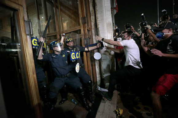 Confronto de manifestante que ataca a prefeitura e guarda municipal de SP - foto via Folhapress