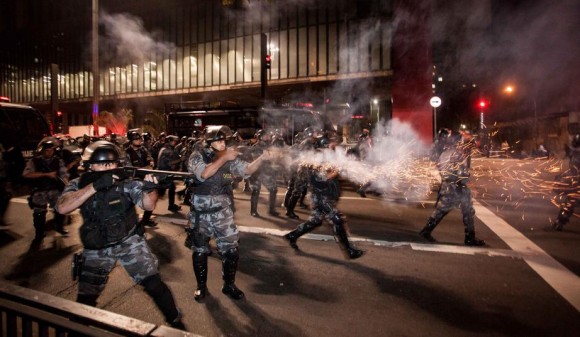 Enfrentamento manifestanes e PM-SP em 13jun - foto 2 Estadao via G1