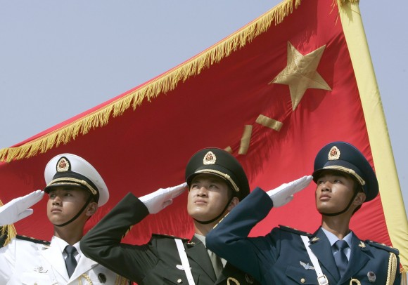 Japão - Honour guards from the navy, land, and air force dress in the latest uniform and salute in formation in Beijing