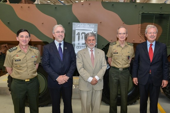 Na imagem, o Chefe do Departamento de Ciência e Tecnologia do Exército, General Sinclair J., Mayer, o presidente da CNH Industrial, Vilmar Fistarol, o Ministro da Defesa, Celso Amorim, o Comandante  do Exército Brasileiro, General Enzo Martins Peri e o presidente mundial da Iveco Veículos de Defesa,  Roberto Cibrario.  Foto Leandro M. Perez