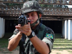 Exército testa novo fuzil que substituirá o adotado há 50 anos Tenente empunha novo fuzil do Exército, o IA2, o primeiro modelo desenvolvido e fabricado totalmente no Brasil e que substituirá o FAL, usado desde 1964 (Foto: Tahiane Stochero/G1)