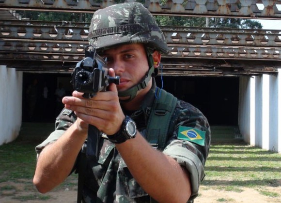 Tenente empunha novo fuzil do Exército, o IA2, o primeiro modelo desenvolvido e fabricado totalmente no Brasil e que substituirá o FAL, usado desde 1964 (Foto: Tahiane Stochero/G1)