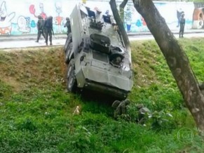 Rio de Janeiro: blindado é atacado na Maré – morre cabo do Exército baleado na cabeça blindado em canal no complexo da Maré - foto reprodução Globo via G1