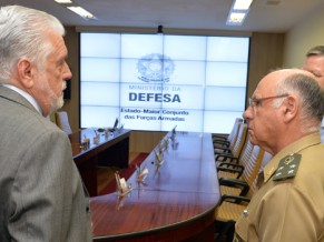 Wagner participa de reunião no Centro de Operações Conjuntas (COC) da Defesa coc_inter1