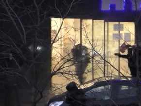 Veja como a polícia francesa matou o terrorista no mercado em Porte de Vincennes video10n-2-web