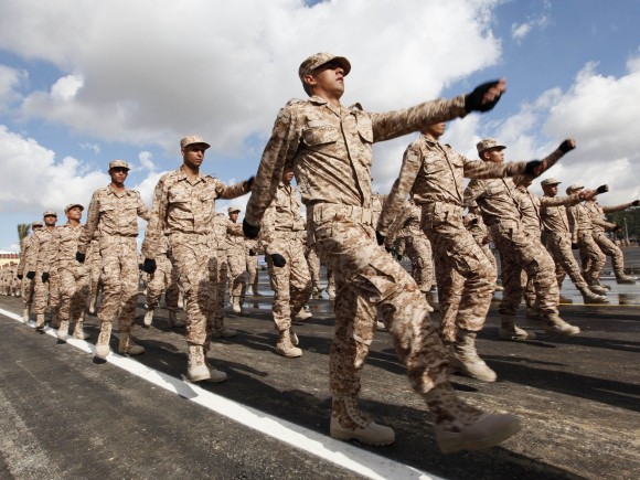 Soldados marcham durante cerimônia de graduação em Trípoli, capital da Líbia, em 16 de janeiro. Os militares, Os militares, destruídos por anos sob Muamar Kadafi e por ataques da OTAN, enfrenta múltiplos desafios enquanto tentam se reconstruir - Foto Ismail Zitouny -Reuters - Landov