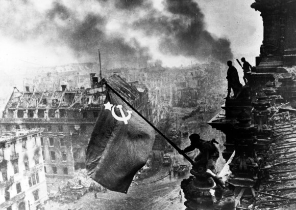 red_army_soldiers_raising_the_soviet_flag_on_the_roof_of_the_reichstag_berlin_germany