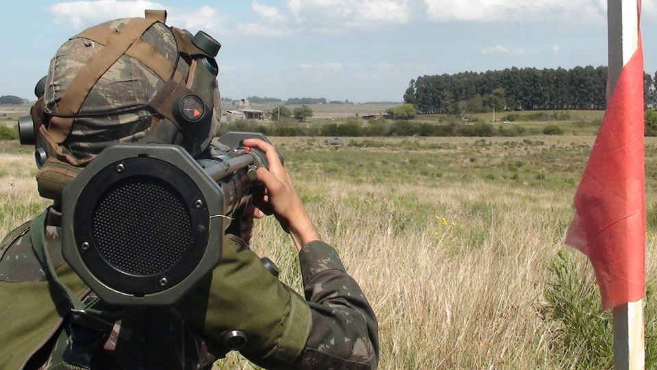 Militar da FT SU Bld traja o simulador pessoal BT47 e realiza o tiro com o simulador do AT4 em uma VBTP M113