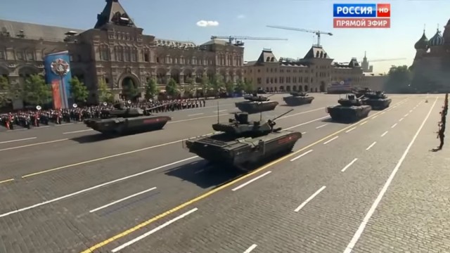 CC armata durante o desfile do dia da vitoria em moscou