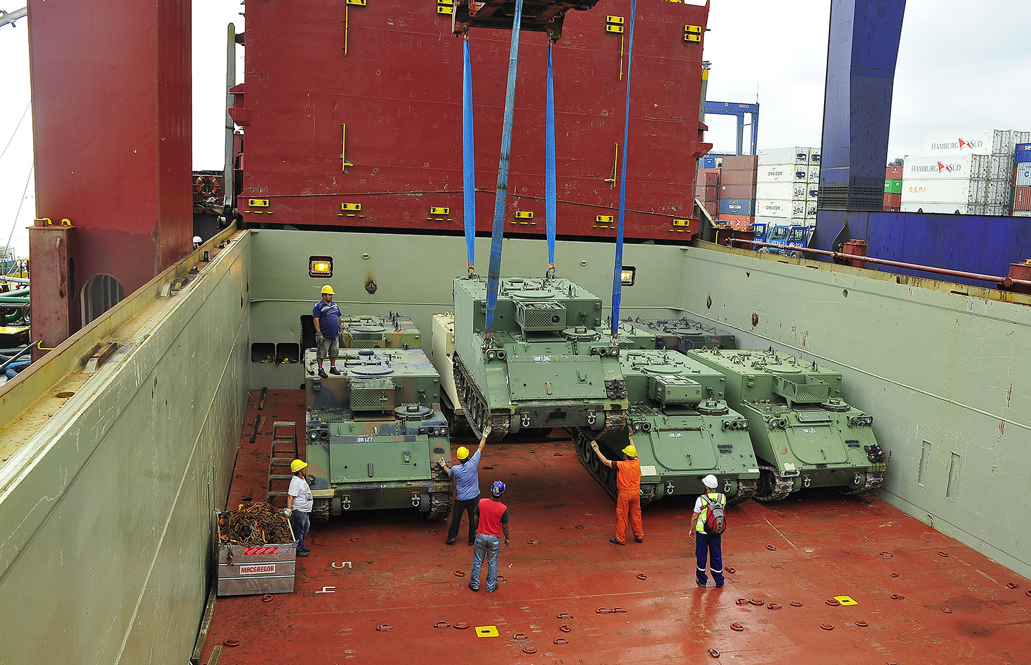 O Porto de Paranaguá desembarcou nesta segunda-feira [19) um carregamento de 52 veículos blindados para uso do Exército Brasileiro. Paranaguá, 19/09/2016. Foto: Ivan Bueno/APPA