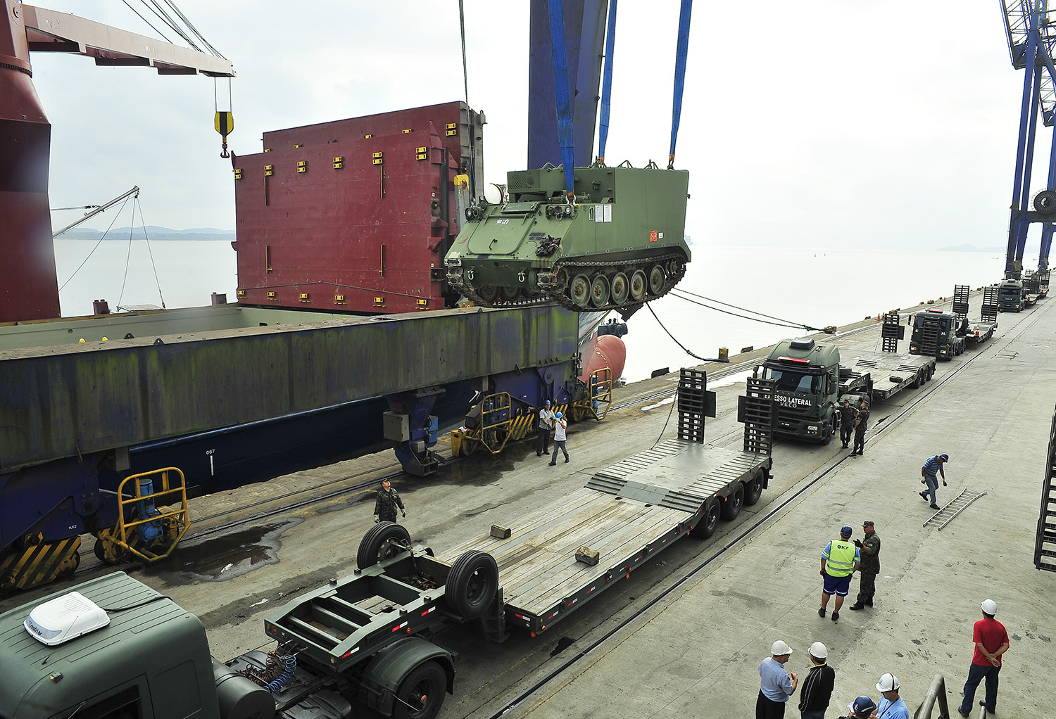 O Porto de Paranaguá desembarcou nesta segunda-feira [19) um carregamento de 52 veículos blindados para uso do Exército Brasileiro. Paranaguá, 19/09/2016. Foto: Ivan Bueno/APPA