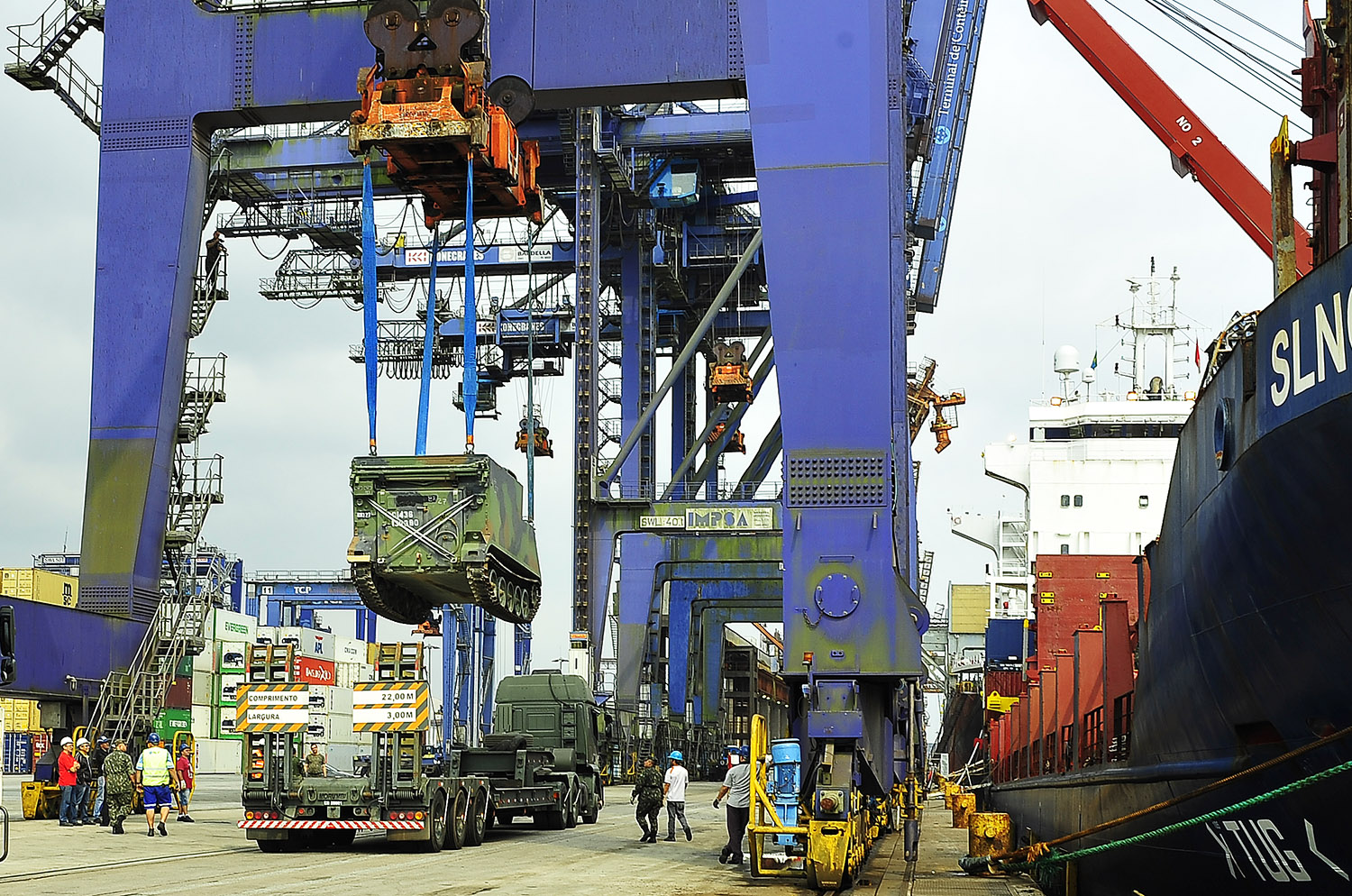 O Porto de Paranaguá desembarcou nesta segunda-feira [19) um carregamento de 52 veículos blindados para uso do Exército Brasileiro. Paranaguá, 19/09/2016. Foto: Ivan Bueno/APPA