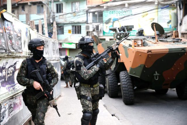 [Imagen: Ex%C3%A9rcito-no-Rio-de-Janeiro-640x427.jpg]