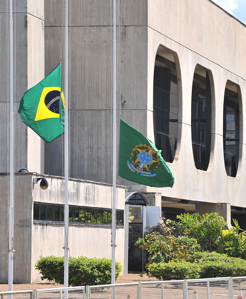 Bandeiras a meio pau - foto José Cruz - Agência Brasil
