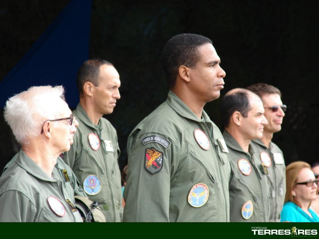 TC Silva Júnior e ex-comandantes do 1° BAvEx