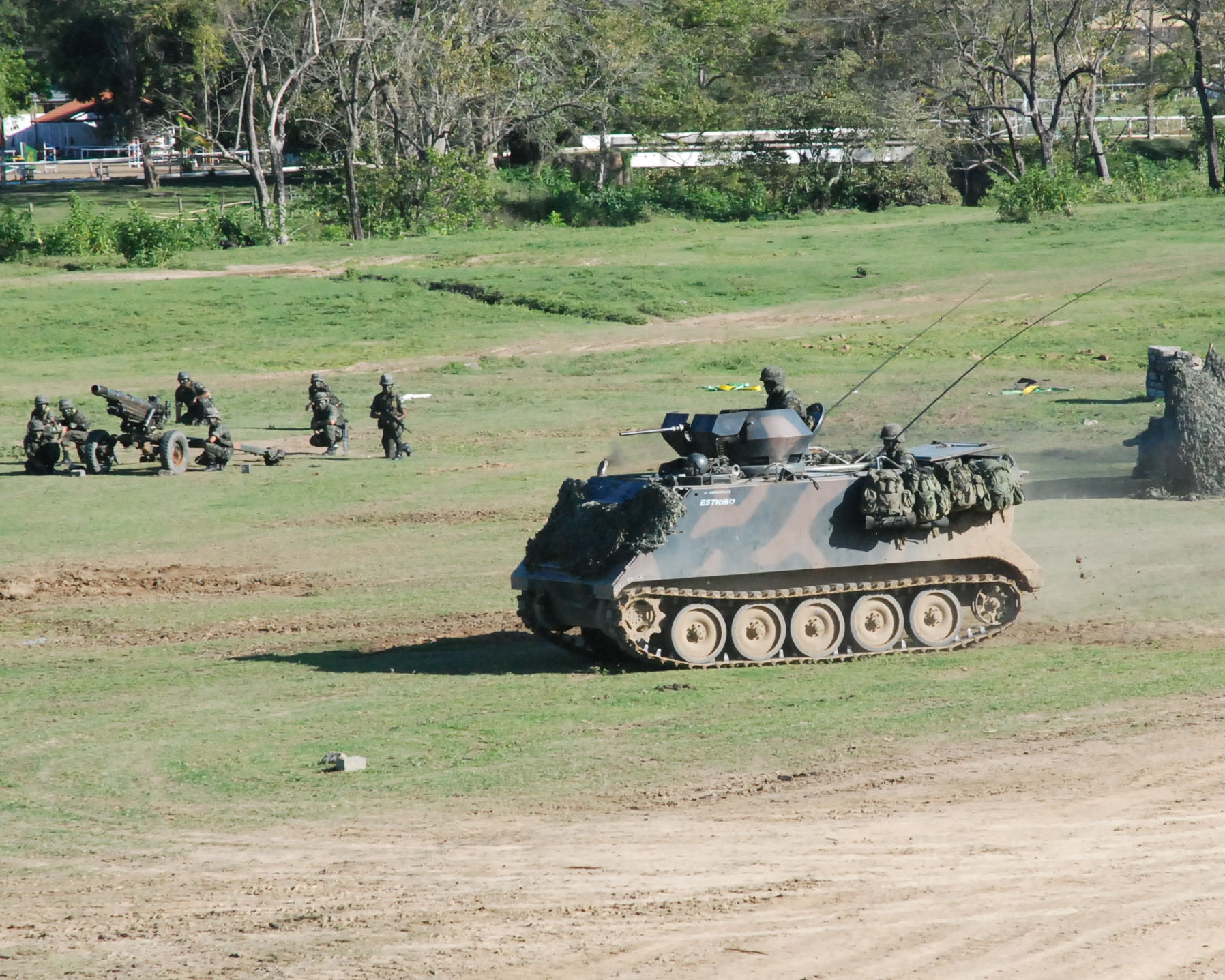 Exército coloca veículos blindados em Roraima na fronteira com a