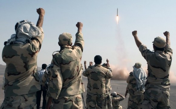 Membros da Guarda Revolucionária iraniana celebram lançamento de míssil em exercícios militares no Irã