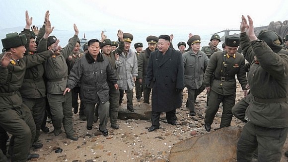 Coreia-do-norte-kim-jong-un-e-soldados - foto Reuters via Veja