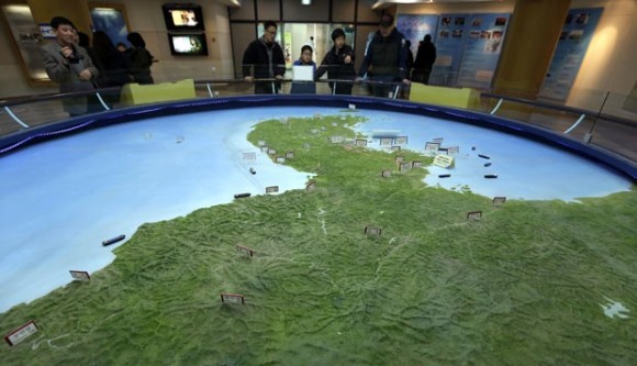 Visitantes olham mapa da Península da Coreia na Coreia do Sul neste sábado 30-3-13 - Foto AP via G1
