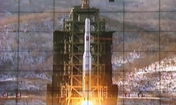 Lançamento foguete Unha 3 mostrado em monitores da ag espacial da Coreia do Norte - foto AP via Uol