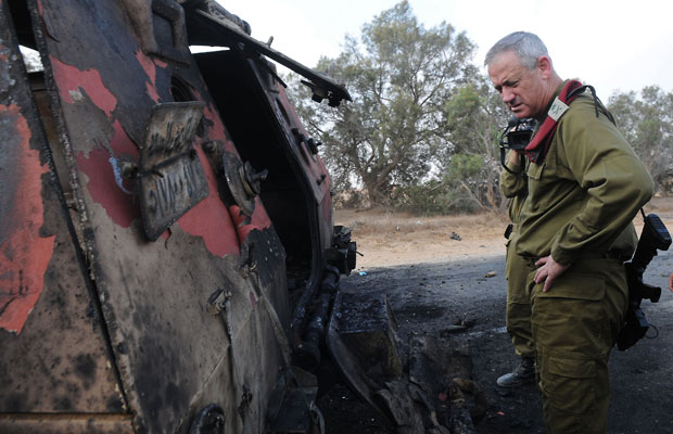 O general Benny Gantz do exército de Israel inspeciona veículo queimado depois que homens que cometeram atentando contra guardas egípcios invadiram Israel - Os cinco foram mortos - Foto Gal Ashuach-IDF-AFP