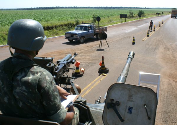 Exército Brasileiro monta posto e fiscaliza quem cruza fronteira