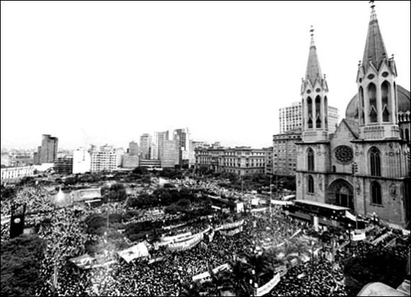 Praça da Sé em 1984 durante as manifestações Diretas Já - foto via preservaSP