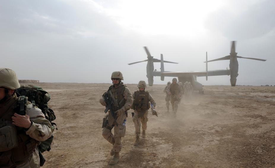 fuzileiros desembarcam de V-22 Osprey - foto USN
