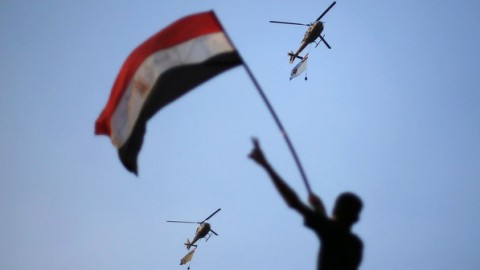 Egito-helicóptero-com-bandeira-480x270