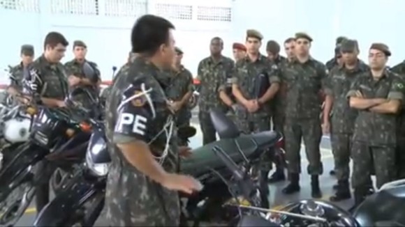 Policia do Exercito realiza estagio para motociclistas