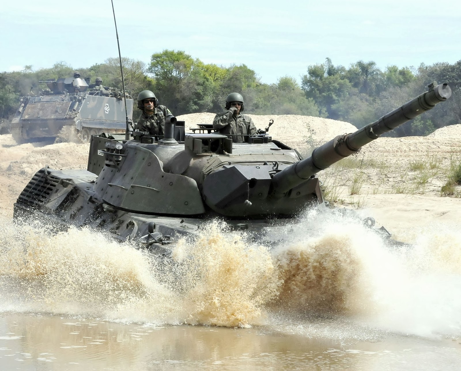Leopard e M113 - 2