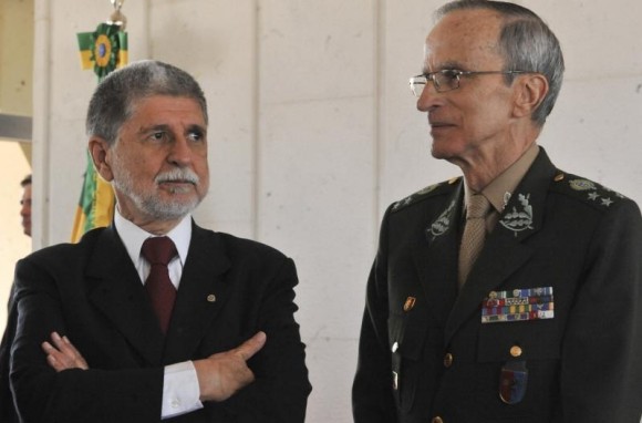 Ministro da Defesa Celso Amorim e Comandante do Exército General Enzo Martins Peri - foto Agência Brasil