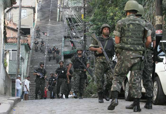 Resultado de imagem para FOTOS DAS  fORÃ‡AS ARMADAS NAS FAVELAS DO RIO DE JANEIRO