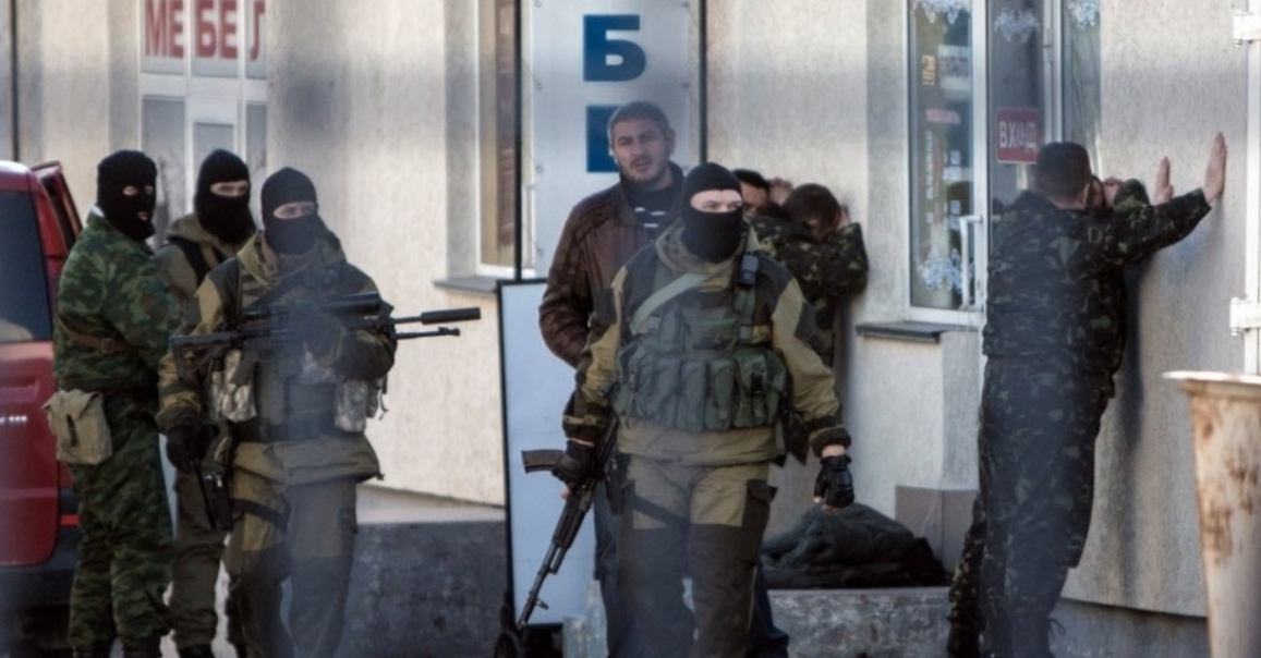 Soldados russos prendem oficiais do Exército ucraniano durante uma operação em Simferopol Ucrânia FOTO Alisa Borovikova AFP