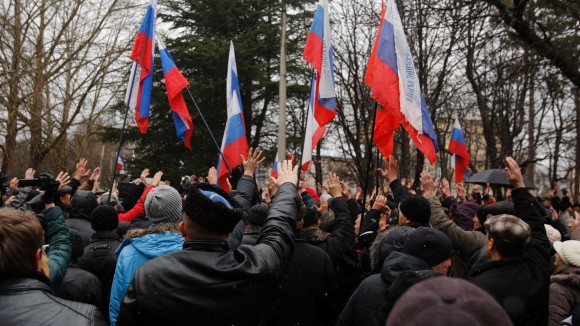 27fev2014-manifestantes-agitam-bandeiras-russas-na-regiao-da-crimeia-ucrania-a-policia-ucraniana-esta-em-alerta-depois-que-dezenas-de-homens-pro-russia-invadiram-e-tomaram-os-edificios