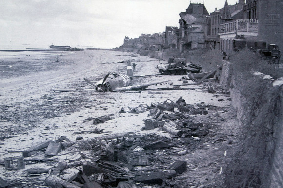 Dia D 70 anos - praia com avião caído 1944 - foto via ibtimes