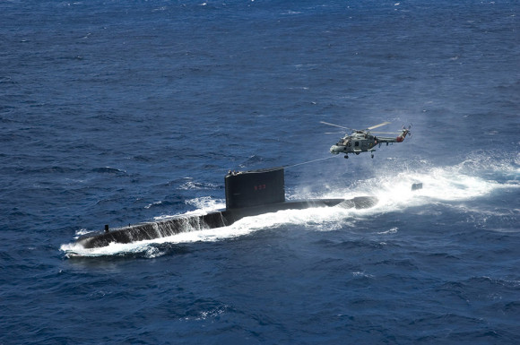 Submarino Tapajó S33 realizando pick-up com helicóptero Super Lynx