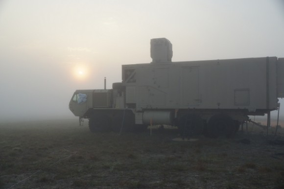 Demonstrador Laser HEL MD da Boeing destrói alvo encoberto - foto Boeing