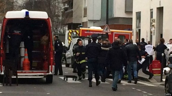 Ataque terrorista em sede de revista em Paris