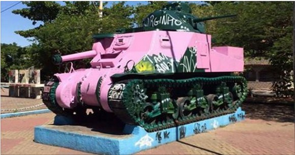 tanque pintado de rosa