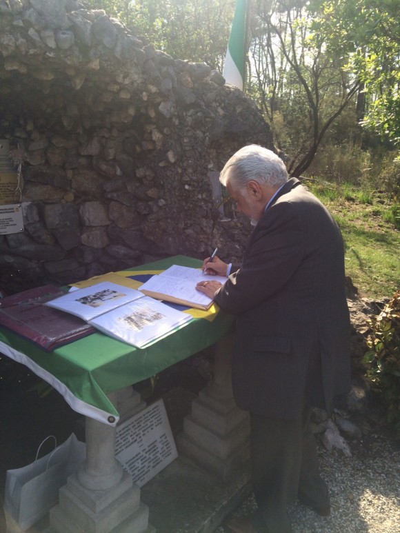 Wagner deixa mensagem no livro de honra da gruta em que oravam os pracinhas antes da batalha na Itália 